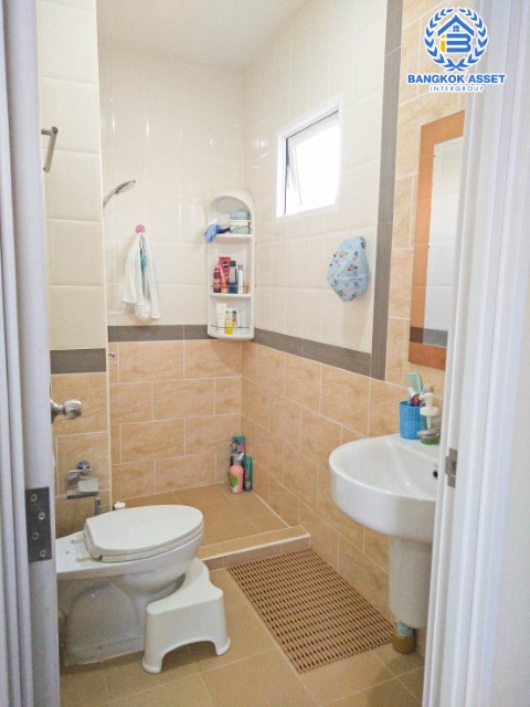 *****ทาวน์เฮ้าส์มือสองสมุทรปราการ ม.โกลเด้นทาวน์ ศรีนครินทร์-สุขุมวิท #หลังมุม เนื้อที่กว้างขวางเกือบ 29 ตร.ว. ฟังก์ชัน 4 ห้องนอน 3 ห้องน้ำ สามารถจอดรถได้ 2 คัน แถมฟรี! 3 เครื่องปรับอากาศ บนทำเลดี 10 นาทีถึงรถไฟฟ้าสายสีเขียว "สถานีแพรกษา" ใกล้ทางด่วน "บางพลีสุขสวัสดิ์"